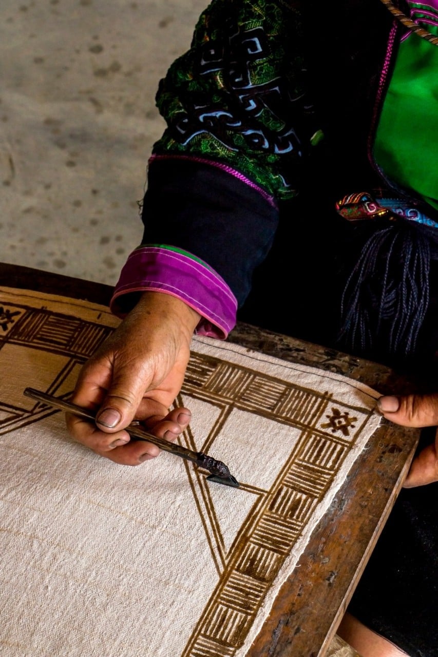 Nhuộm chàm và dấu ấn Batik là những kỹ thuật truyền thống của người dân tộc, mang đậm bản sắc văn hóa và sự kỳ diệu. Bức tranh được tạo nên từ những sắc màu tự nhiên và kỹ thuật vẽ sáp độc đáo. Hãy khám phá điều đặc biệt này.